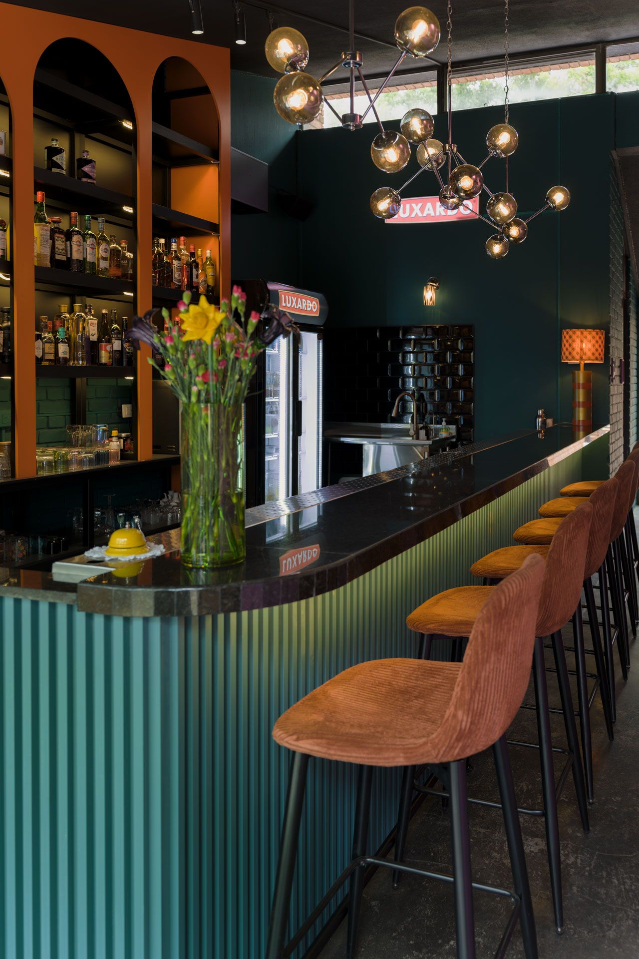 Vinilos y barra en Querida Aura, bar honesto en Zona 14