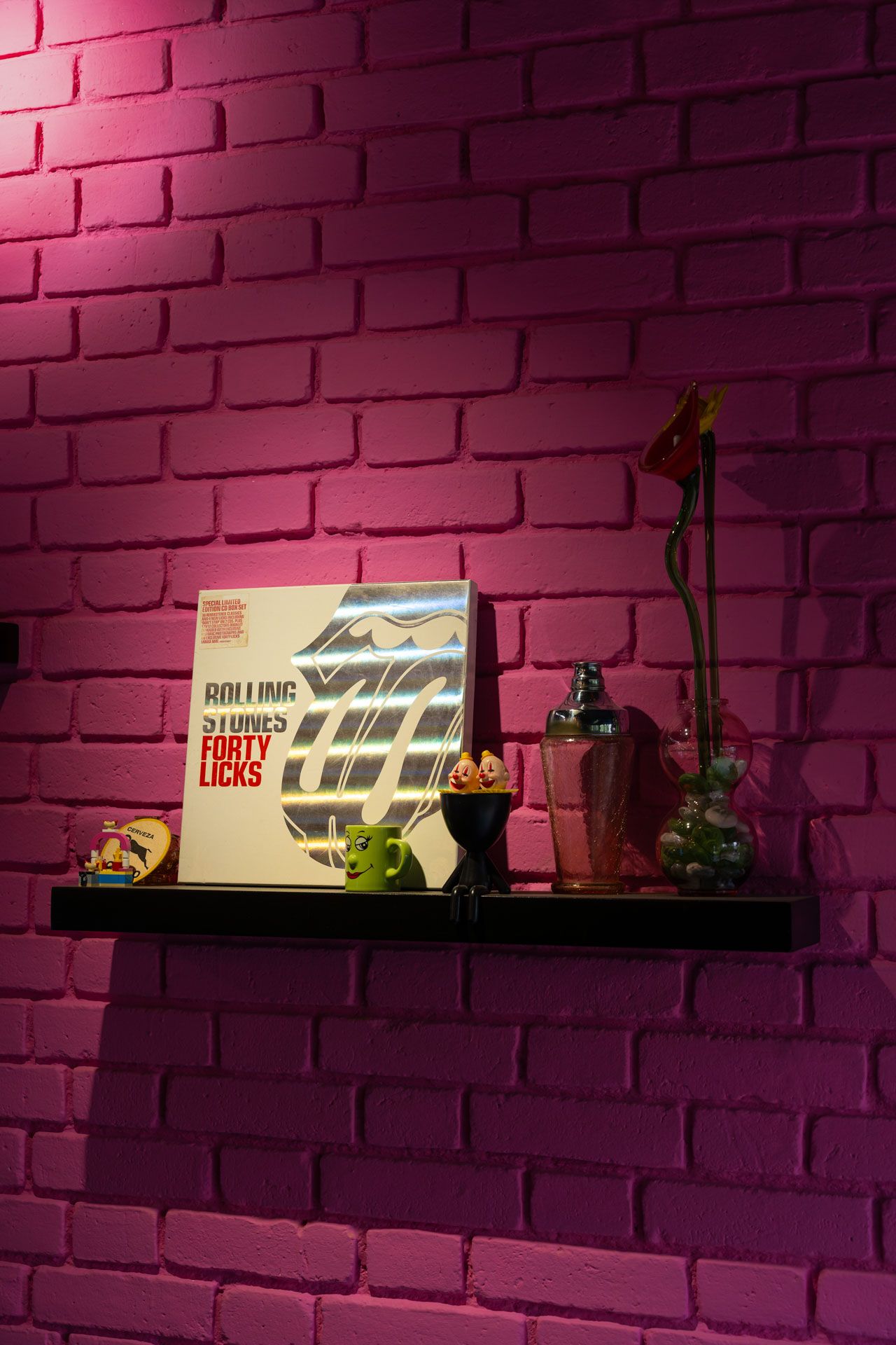 Ambiente nocturno en Querida Aura, bar de mezcal en Zona 14